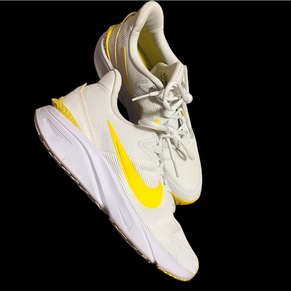 Girls 6y NIKE Star Runner 4 white and yellow